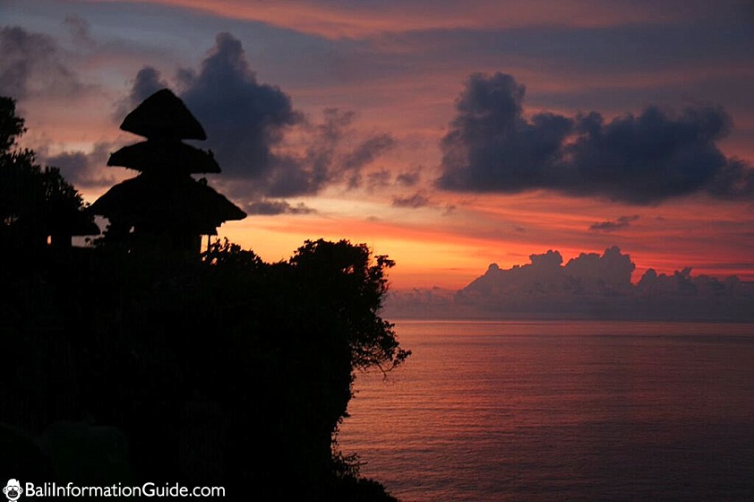 uluwatu temple sunset - Bali Guide